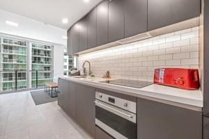 Downtown Luxury Studio Pool and Gym