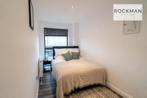 Royal Oak Apartments 1 - Free Van Parking - 2 Bedroom Apartment - 2 bathrooms - Sleeps 6 - Perfect for Contractors - Fast Wi-fi