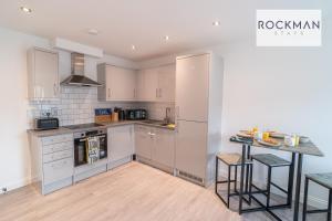 Royal Oak Apartments 1 - Free Van Parking - 2 Bedroom Apartment - 2 bathrooms - Sleeps 6 - Perfect for Contractors - Fast Wi-fi