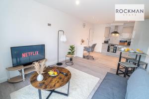 Royal Oak Apartments 1 - Free Van Parking - 2 Bedroom Apartment - 2 bathrooms - Sleeps 6 - Perfect for Contractors - Fast Wi-fi