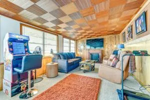 Eclectic Tarpon Springs Home Bayou Across Street! - 塔彭斯普林斯