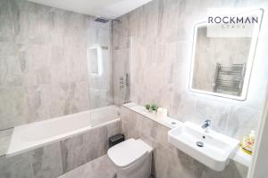 Royal Oak Apartments 1 - Free Van Parking - 2 Bedroom Apartment - 2 bathrooms - Sleeps 6 - Perfect for Contractors - Fast Wi-fi