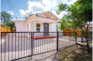 Charming 3BR1BA Close to Vibrant Downtown