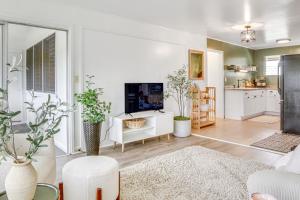 Hilo Apartment with Lanai - 2 Mi to Beaches!