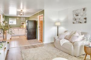 Hilo Apartment with Lanai - 2 Mi to Beaches!