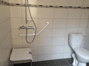 Hotels LOGIS Hotel Restaurant Auberge Du Cheval Blanc : Chambre Double Confort - Accès aux Personnes à Mobilité Réduite