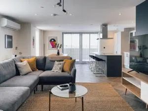 Luxe Penthouse Retreat: With Free Parking! - 豪士罗