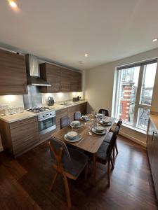 Modern & spacious 3 bed with free parking & lift in Shoreditch, next to station