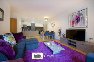 Premium Deals on Modern 2 -Bed 2-Bath Central CITY 122 High Street Flat for Movers & Pros by Hedgerow