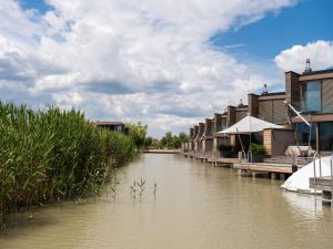 Holiday Home Relax Lodge am See by Interhome