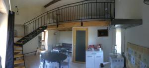 une chambre d hôtes avec petit dejeuner