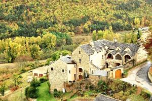 Maison pittoresque à Mostuéjouls avec vue sur la montagne