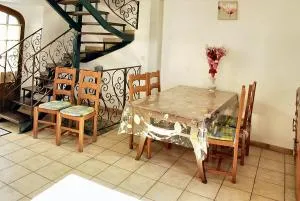 Maison pittoresque à Mostuéjouls avec vue sur la montagne - Mostuéjouls