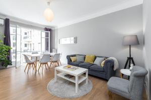 Ultra Central Large 2 Bdr near Massena Square