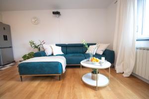 Garden View Home - Two FREE garages and 1800 m2 private Garden-Park-Sport area