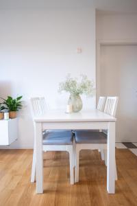 Garden View Home - Two FREE garages and 1800 m2 private Garden-Park-Sport area