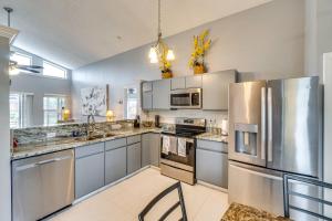 Lovely Florida Retreat with Lanai 5 Mi to Riverwalk