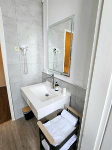Hotels Logis Hotel Lafayette Rochefort France : photos des chambres