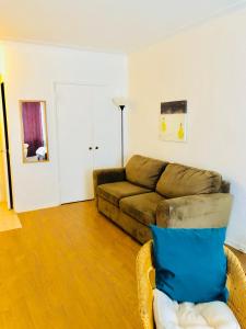 Stylish Montreal Apartment: Comfortable Stay in the Golden Square Mile