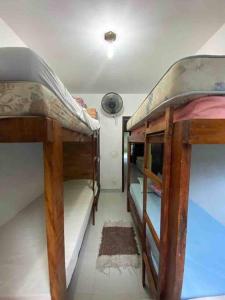 Três praias para ir a pé Térreo 2 vagas de estacionamento Ar Condicionado