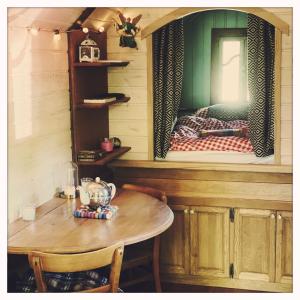 Maisons de vacances Roulotte enchantee dans le parc d-un chateau vendeen : photos des chambres