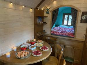 Maisons de vacances Roulotte enchantee dans le parc d-un chateau vendeen : photos des chambres