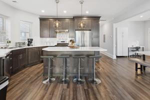 Beach Block Modern Penthouse 4BR 2BR Ocean Views