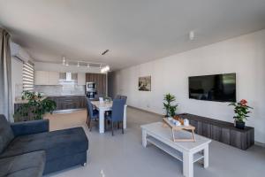 Luxe 3BR MelliehaBay Stunning Terrace by Homely