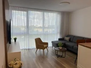 מול הים בקיסריה - 兹奇隆亚科夫