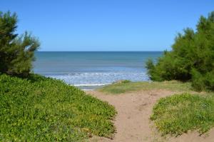 DPTO FRENTE Al MAR EN QUEQUEN CON PISCINA