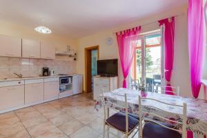 Appartement in Veli Lošinj mit Terrasse, Garten und Grill