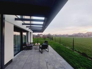 Przestronny apartament, ogródek, bezpłatne miejsca postojowe w garażu, AWG APARTMENTS