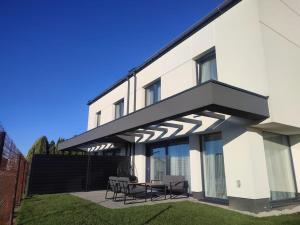 Przestronny apartament, ogródek, bezpłatne miejsca postojowe w garażu, AWG APARTMENTS