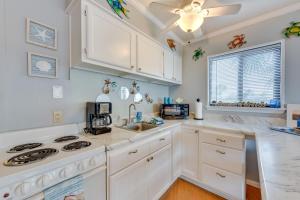 Breezy Tybee Island Condo - 100 Yards from Beach!
