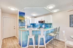 Carolina Beach Condo with Balcony and Ocean Access!
