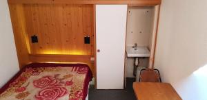 Résidence Lauzieres - Appartement 2 pièces pour 7 personnes skis aux pieds et proche des commerces dans le village du Charvet à Arc 1800 MAE-1876