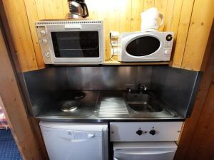 Résidence Belles Challes - Studio 4 personnes à Arc 1800 skis aux pieds et proche des commerces dans le village du Charvet MAE-2128