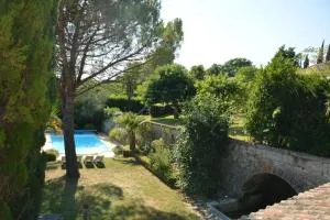 Château La Tuilière pool and it's own wineyard - Gauriac