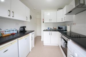 Quiet Cambridge 2-Bed near Girton, Parking, Workspace, Long Stays