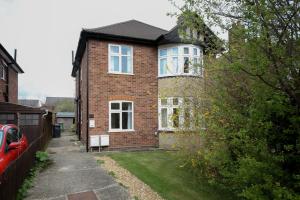 Quiet Cambridge 2-Bed near Girton, Parking, Workspace, Long Stays