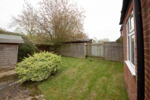 Quiet Cambridge 2-Bed near Girton, Parking, Workspace, Long Stays