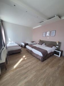 Hotels KYRIAD ORANGE Centre Ville - HOTEL & RESTAURANT & BAR - La Galerie d'Art des Princes - Provence Alpes Cote d'Azur - France - Proche A7-A9 - exit21- Chateauneuf-du-Pape Avignon Bollene Nimes - 24h-24h : photos des chambres