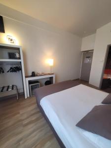 Hotels KYRIAD ORANGE Centre Ville - HOTEL & RESTAURANT & BAR - La Galerie d'Art des Princes - Provence Alpes Cote d'Azur - France - Proche A7-A9 - exit21- Chateauneuf-du-Pape Avignon Bollene Nimes - 24h-24h : photos des chambres