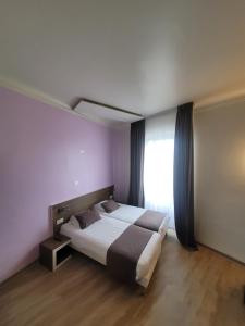 Hotels KYRIAD ORANGE Centre Ville - HOTEL & RESTAURANT & BAR - La Galerie d'Art des Princes - Provence Alpes Cote d'Azur - France - Proche A7-A9 - exit21- Chateauneuf-du-Pape Avignon Bollene Nimes - 24h-24h : photos des chambres