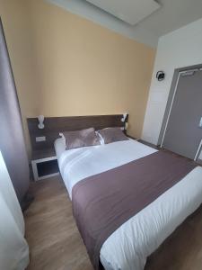 Hotels KYRIAD ORANGE Centre Ville - HOTEL & RESTAURANT & BAR - La Galerie d'Art des Princes - Provence Alpes Cote d'Azur - France - Proche A7-A9 - exit21- Chateauneuf-du-Pape Avignon Bollene Nimes - 24h-24h : photos des chambres