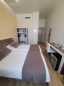 Hotels KYRIAD ORANGE Centre Ville - HOTEL & RESTAURANT & BAR - La Galerie d'Art des Princes - Provence Alpes Cote d'Azur - France - Proche A7-A9 - exit21- Chateauneuf-du-Pape Avignon Bollene Nimes - 24h-24h : photos des chambres