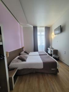 Hotels KYRIAD ORANGE Centre Ville - HOTEL & RESTAURANT & BAR - La Galerie d'Art des Princes - Provence Alpes Cote d'Azur - France - Proche A7-A9 - exit21- Chateauneuf-du-Pape Avignon Bollene Nimes - 24h-24h : photos des chambres