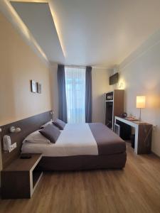 Hotels KYRIAD ORANGE Centre Ville - HOTEL & RESTAURANT & BAR - La Galerie d'Art des Princes - Provence Alpes Cote d'Azur - France - Proche A7-A9 - exit21- Chateauneuf-du-Pape Avignon Bollene Nimes - 24h-24h : photos des chambres