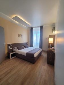 Hotels KYRIAD ORANGE Centre Ville - HOTEL & RESTAURANT & BAR - La Galerie d'Art des Princes - Provence Alpes Cote d'Azur - France - Proche A7-A9 - exit21- Chateauneuf-du-Pape Avignon Bollene Nimes - 24h-24h : photos des chambres