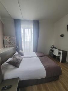 Hotels KYRIAD ORANGE Centre Ville - HOTEL & RESTAURANT & BAR - La Galerie d'Art des Princes - Provence Alpes Cote d'Azur - France - Proche A7-A9 - exit21- Chateauneuf-du-Pape Avignon Bollene Nimes - 24h-24h : photos des chambres